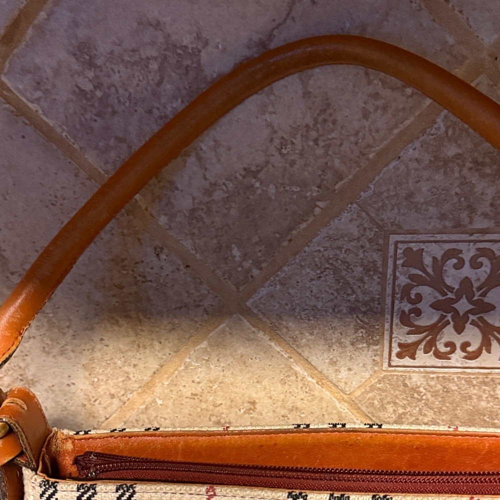 BURBERRY Burberry Nova Check shoulder bag. Designer Handbag Tan and Black EUC - Picture 2 of 13